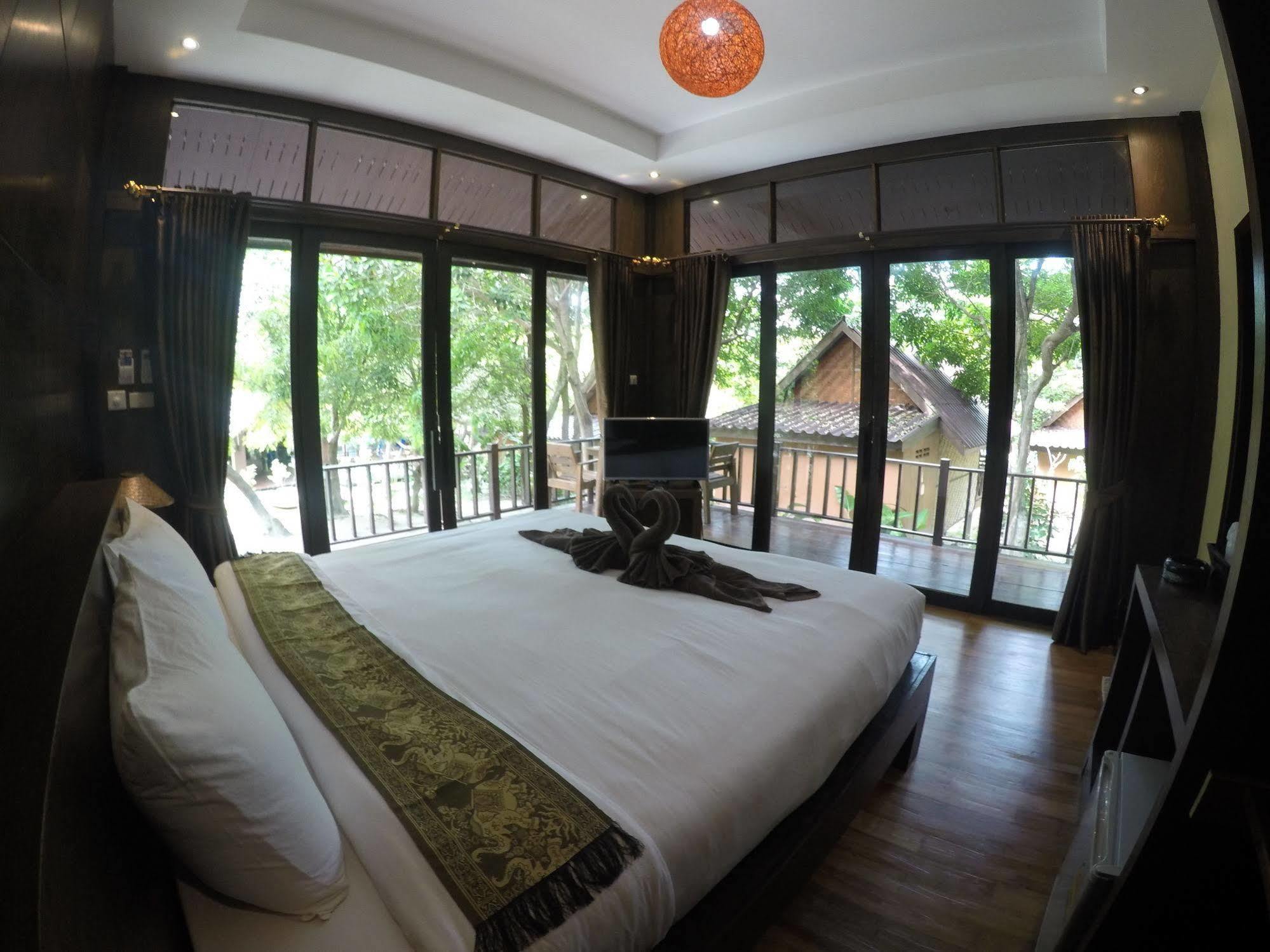 Lipe Sunset Beach Resort Ngoại thất bức ảnh